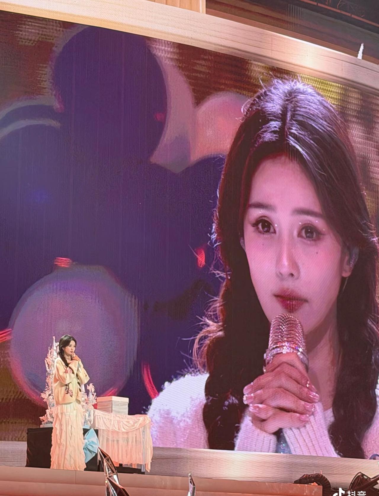 bl王韵娜 bl开到荼蘼 
我和我的爱人 相距千里 她活泼可爱的性格让我平淡的生