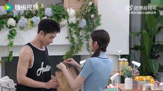 焦峙衡收到徐如蓝蝴蝶酥嘴角压不住 瑞龙抬头时，正见他站在门口笑，嘴角弯得软乎乎的