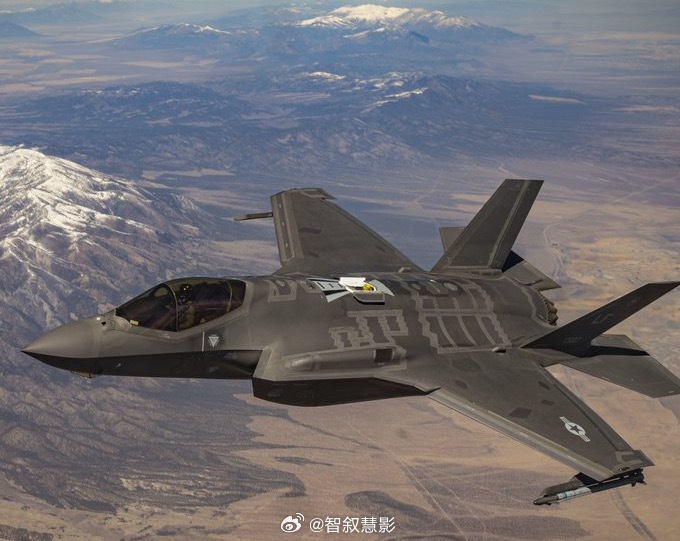美国一架F35战机坠毁🇺🇸美国内华达州克拉克县内利斯军事基地1名飞行员，当地