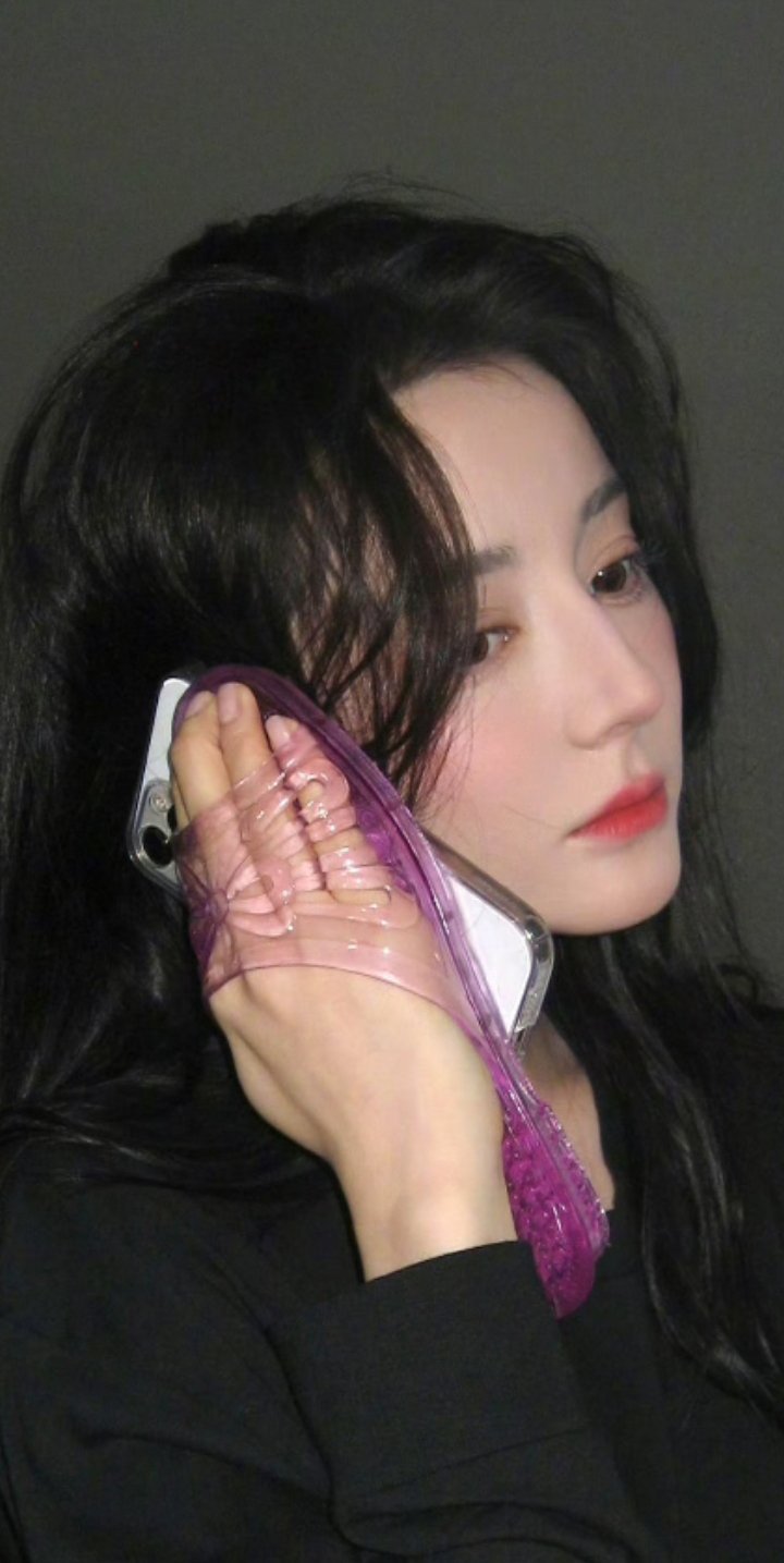 在迪丽热巴宝贝这张脸面前水晶鞋手机壳都变时尚了