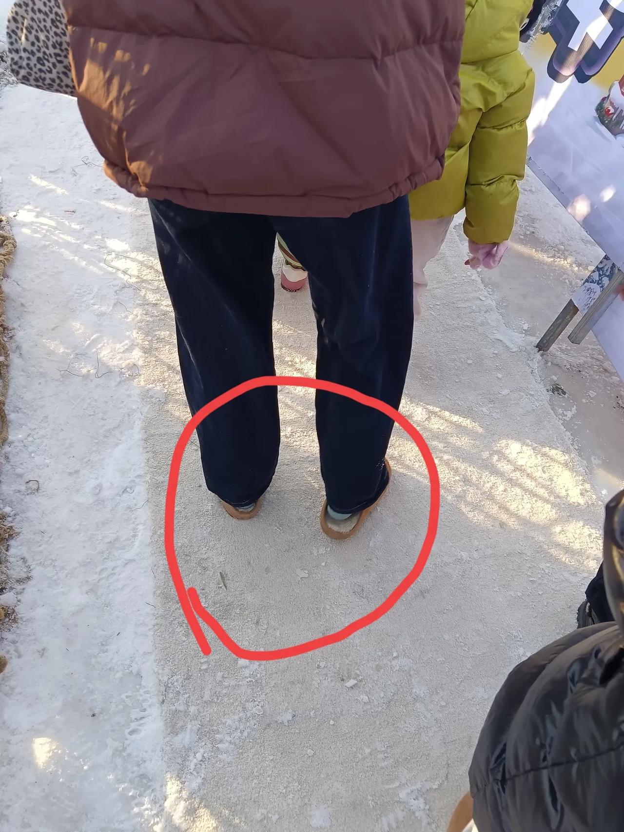 昨天带孩子去滑雪场放松情心，在排队玩项目的人群中一位大姐成功吸引了我的注意。当时