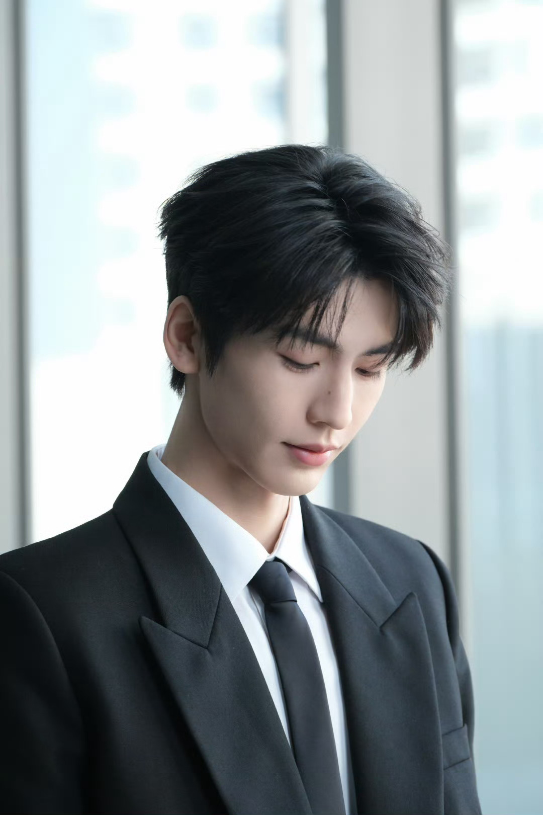 张凌赫 兰蔻内娱颜值有张凌赫我是放心的！这组图我能循环看一天！西装革履的精英感，