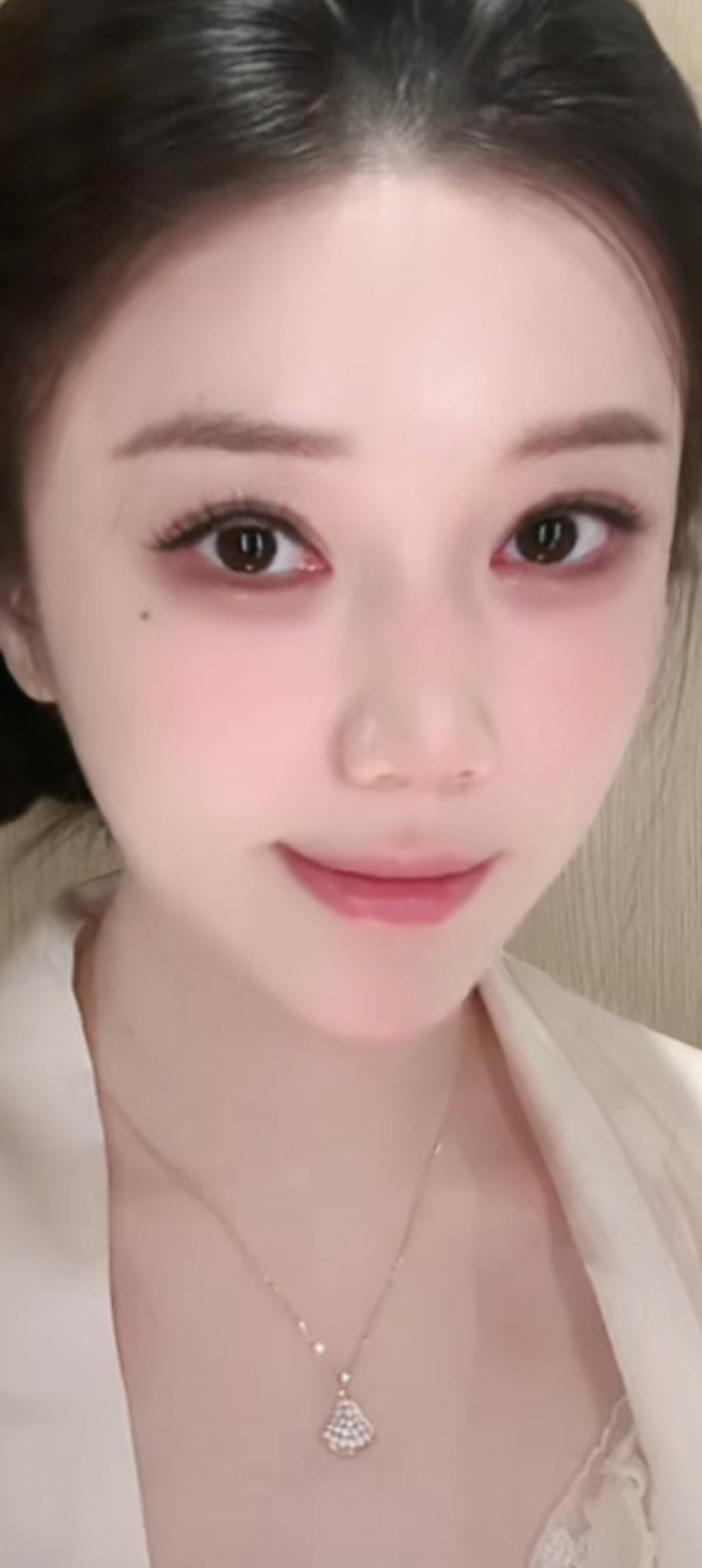 这位美女正在微笑。