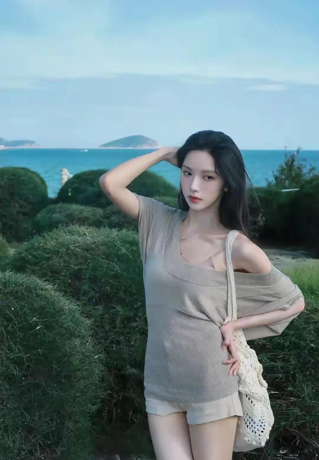 碧海连天远黛浮，风撩云鬓意悠悠。
轻衫漫绾香肩露，素手斜簪玉影柔。
草色凝烟侵袂