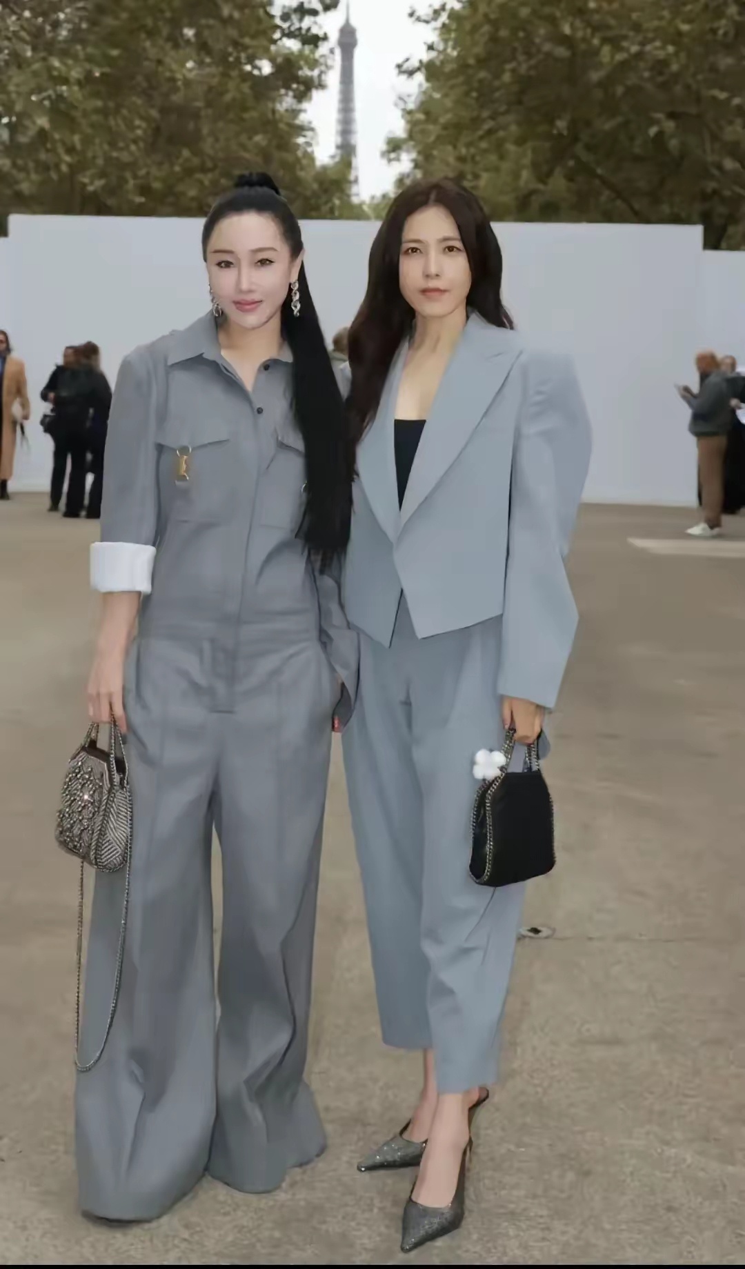 都说曾黎漂亮？和身边的这位美女一对比，真的没发现她是“五百年”不遇的那种美女。感