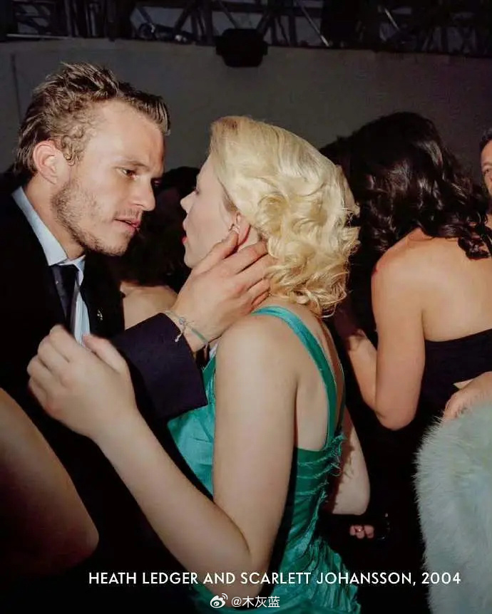 VanityFair 发布了一张2004年奥斯卡金像奖after party上的