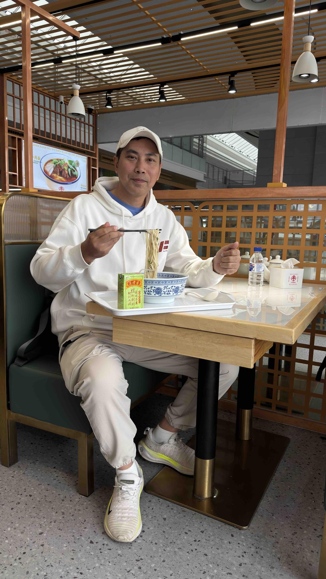 中转的免费餐食，
大家都领了吗？
目测，能独享整排座位[让我看看]
