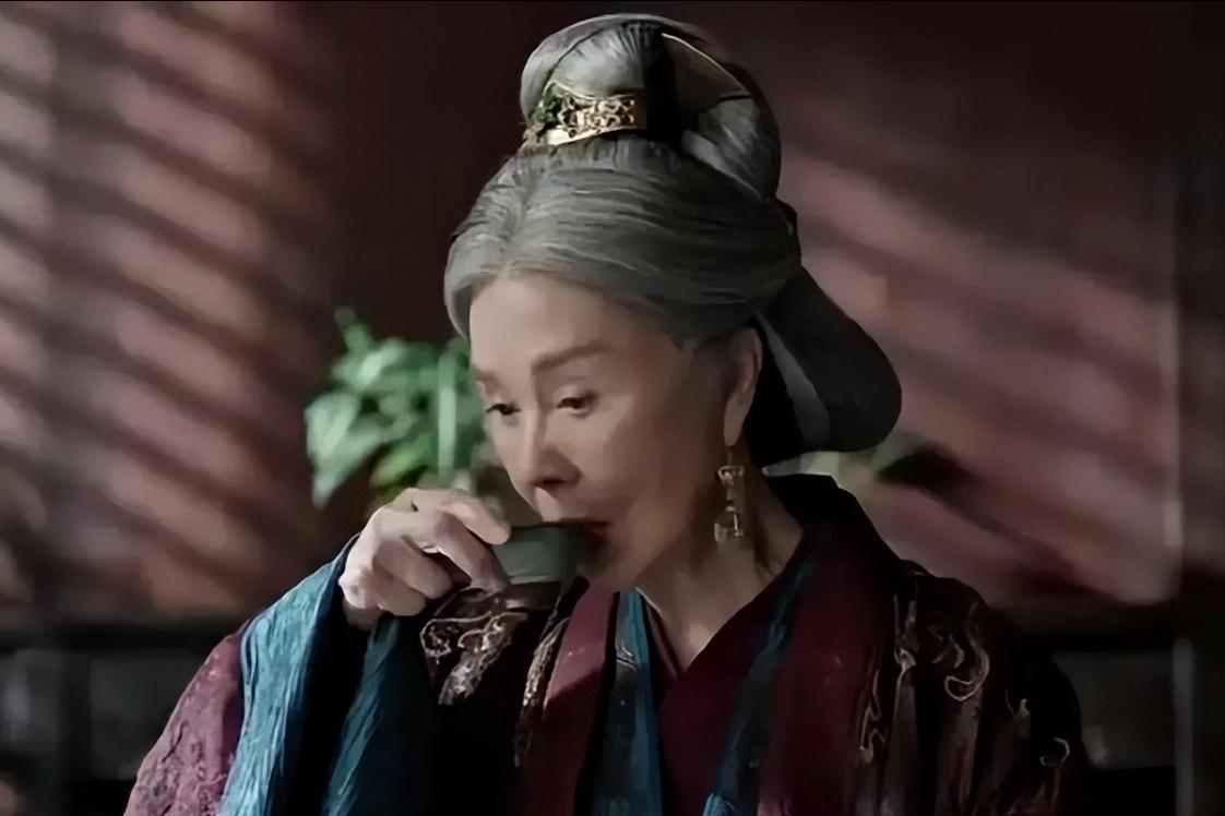 庆余年3真的得快点拍了，要是再隔个五六年想再原班人马出演估计就难了。
饰演明家老