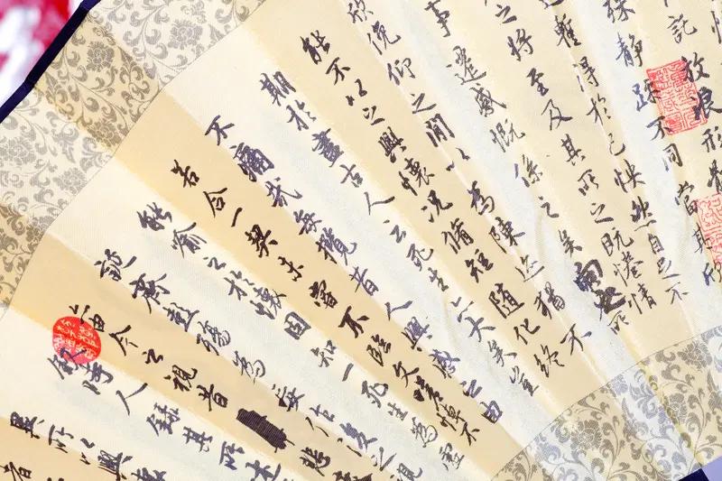 王羲之被尊为“书圣”，他的书法风格独树一帜。在他之前，汉魏书风质朴拘谨，而他彻底