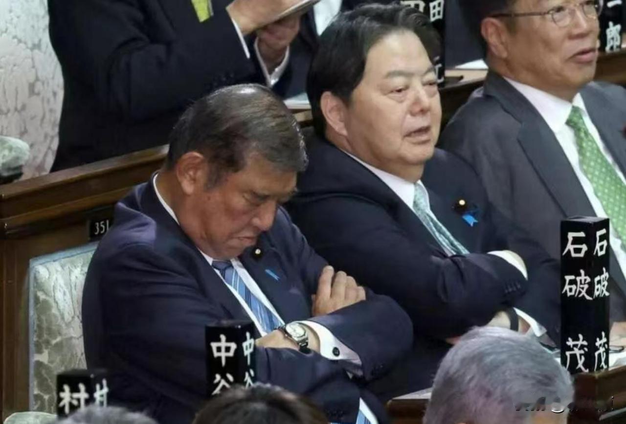睡个觉都能当日本首相，是有多大的锅想让他背？

日本首相石破茂最近可谓是火遍全网