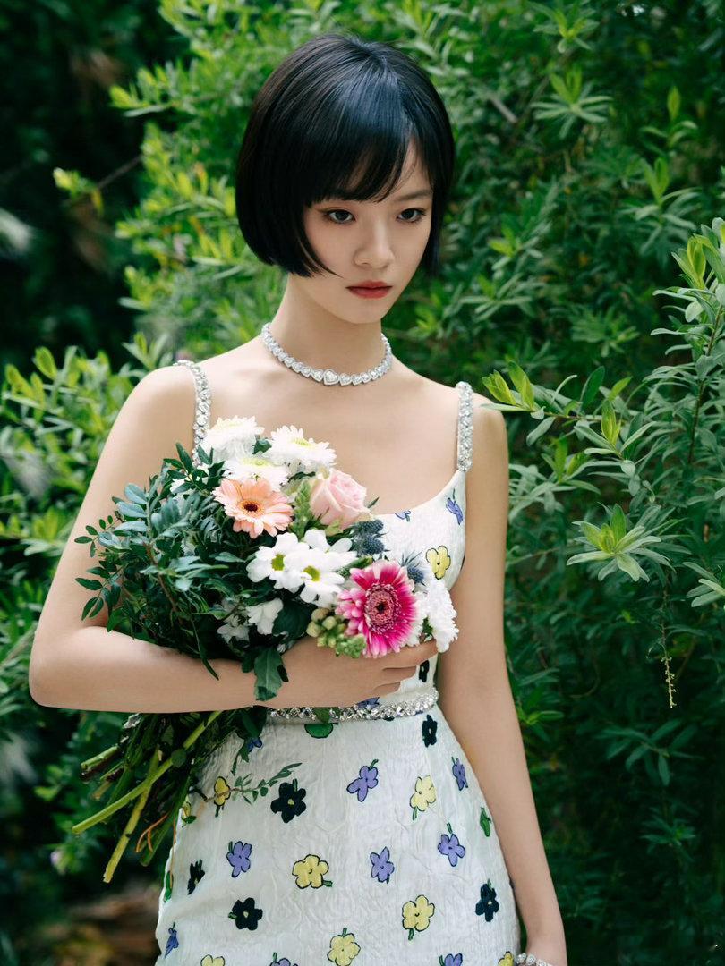 李庚希野性又灵动 戛纳两套造型切换自如，野性和灵动同时在线。《我们一起摇太阳》里