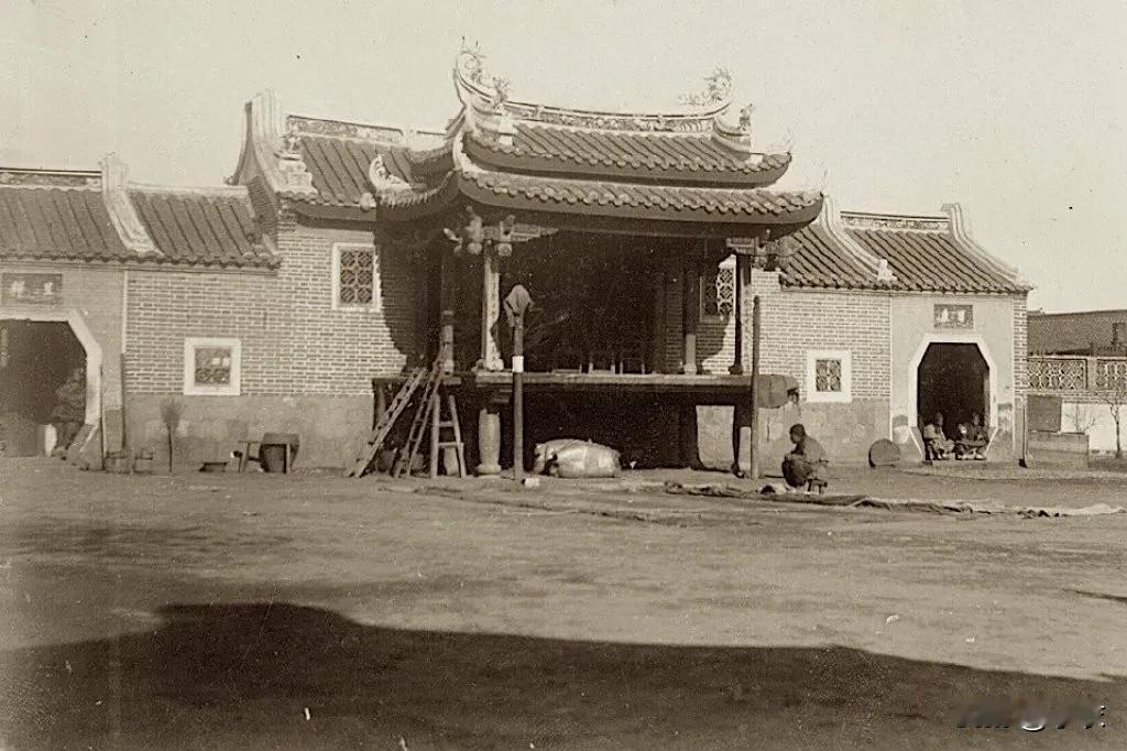 1900年，烟台福建会馆(妈祖庙)，戏台是偏向潮汕风格。建筑现在还在。复拍202