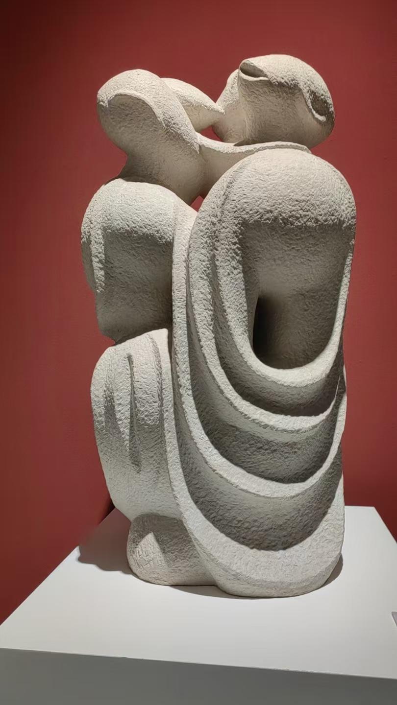 有一种关系叫钻桌子
打扑克导开心，会让输家脸上贴条子，还会让输家胯下钻桌子。
人