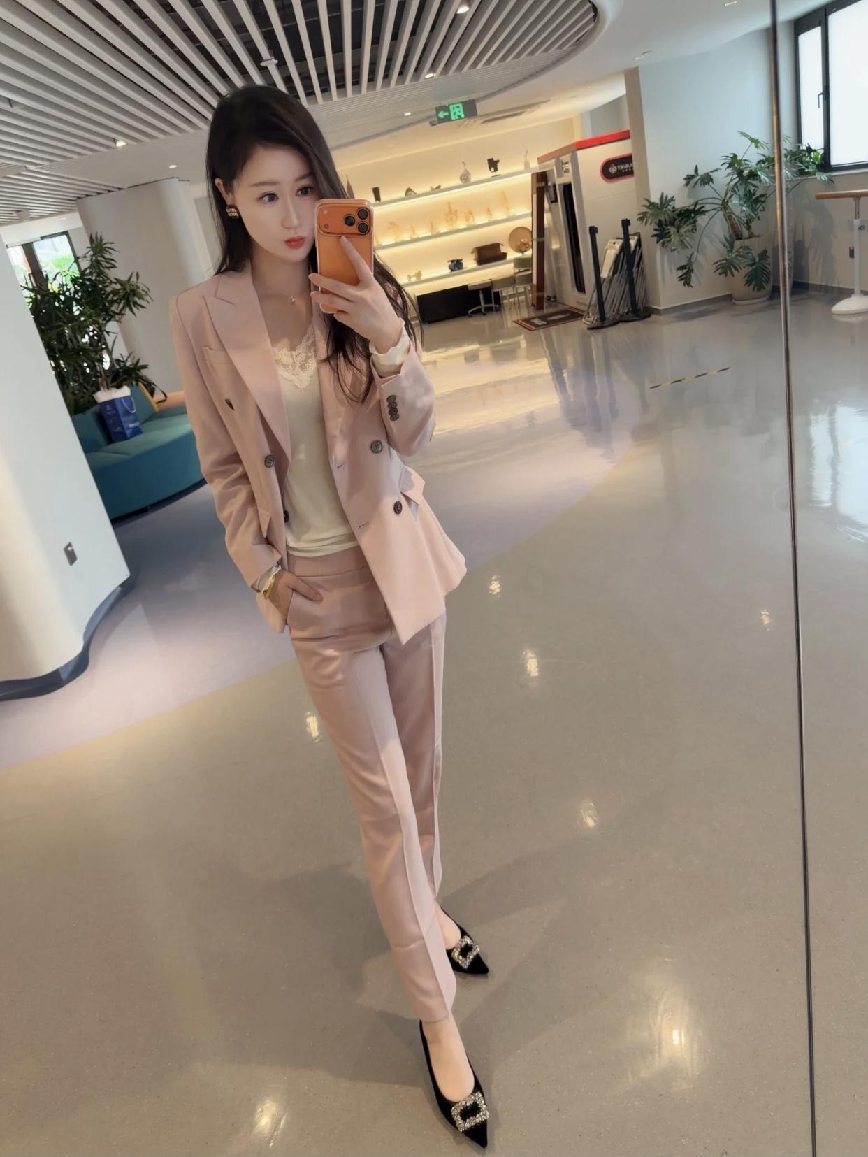 女生如何穿搭看起来时尚更有品味呢这位女士穿着一套粉色西装，看起来很时尚！