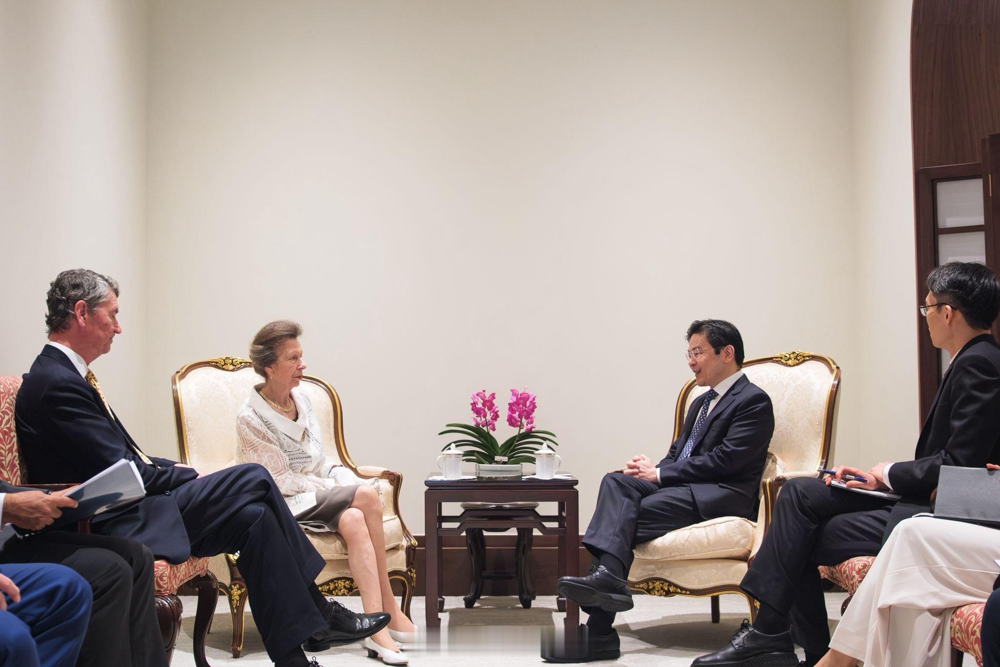 为庆祝英国和新加坡建交6️⃣0️⃣周年，今天安妮长公主和蒂莫西劳伦斯爵士在新加坡