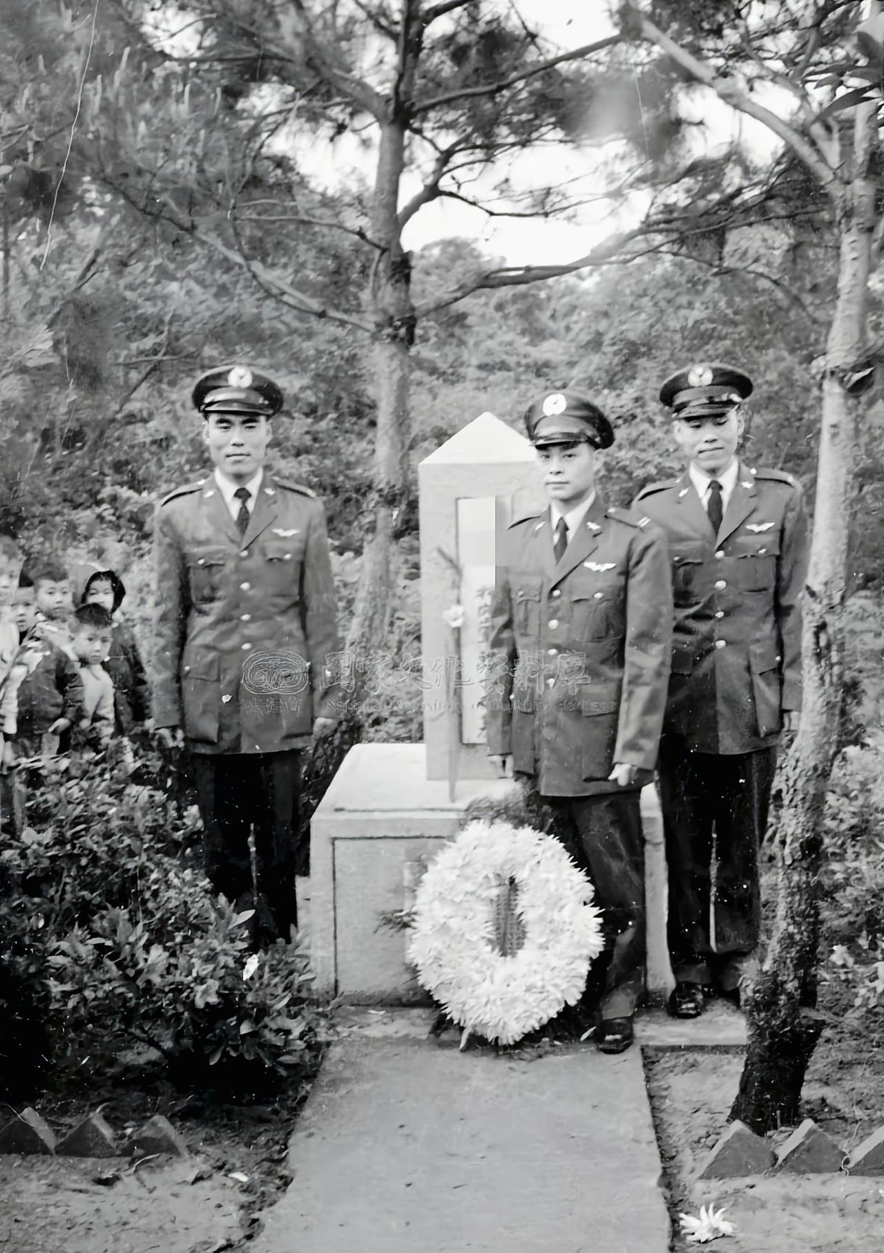 1962年，三个空军叛徒在台北为另一名空军叛徒扫墓时拍下了这张照片，从照片上看这