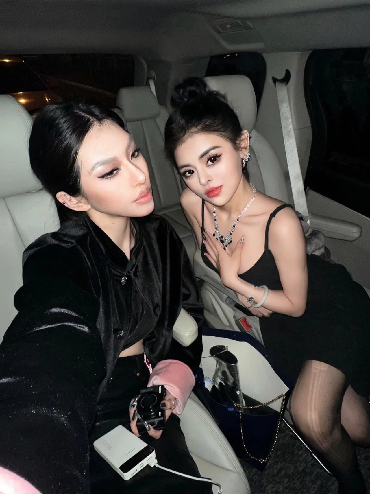 我异父异母的亲姐妹。