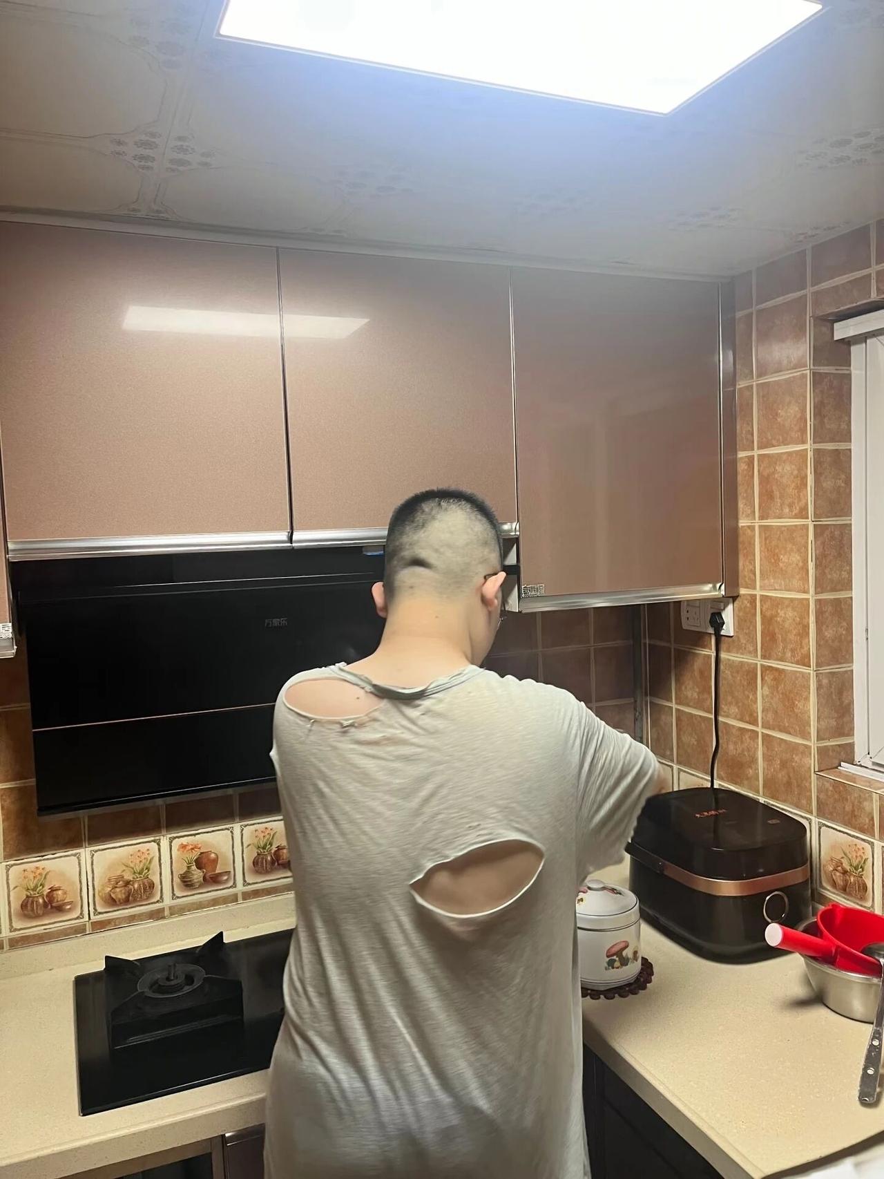 我的老公，
不奢求他有多大本事，
不指望他给这个家能带来万贯家财，
只要他能一心