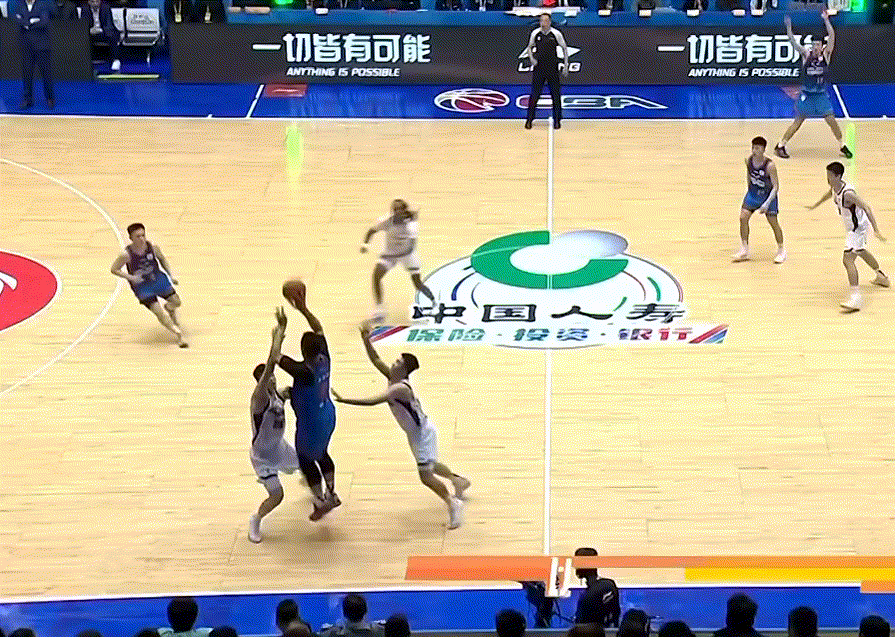 麦考尔这球让我想起前任阿姆斯，转换快攻一个转身手滑球飞了...四川男篮vs广东男