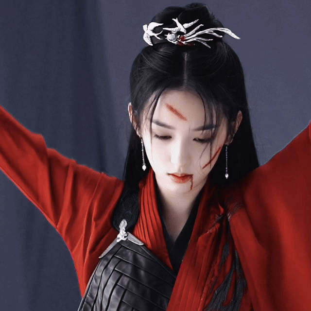 周也 VS 卢昱晓，红衣女将军造型🈶， 哪个你更能get到[你好] ​​​