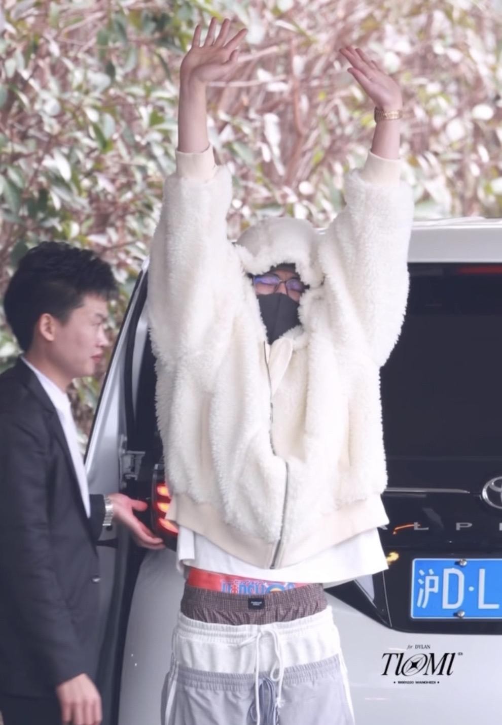 没睡醒的棣一打开手机天塌了哈哈哈哈哈