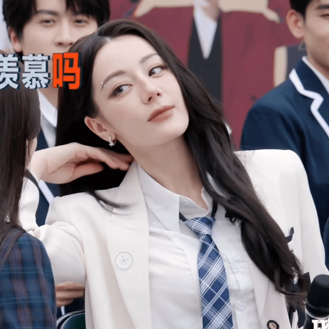 迪丽热巴 dlrb迪丽热巴人尴尬的时候真的会笑  “晚霞照在你身上 就是光与温柔