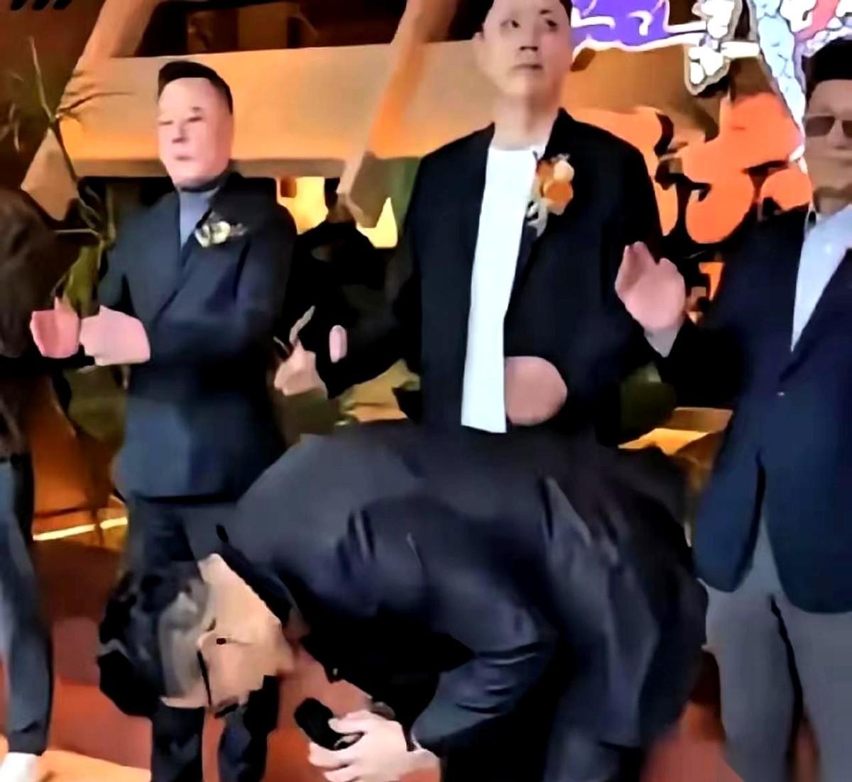 聊聊汪公子那事儿。
他那一通操作，又是直播又是喊话，最后扑通一下，以为能感动谁。