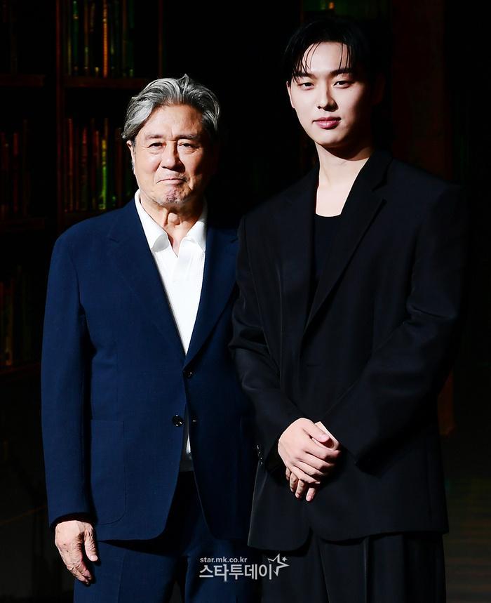 【演员崔岷植称赞合作Netflix《末行手记》的崔显旭】崔岷植表示:“这不是客套
