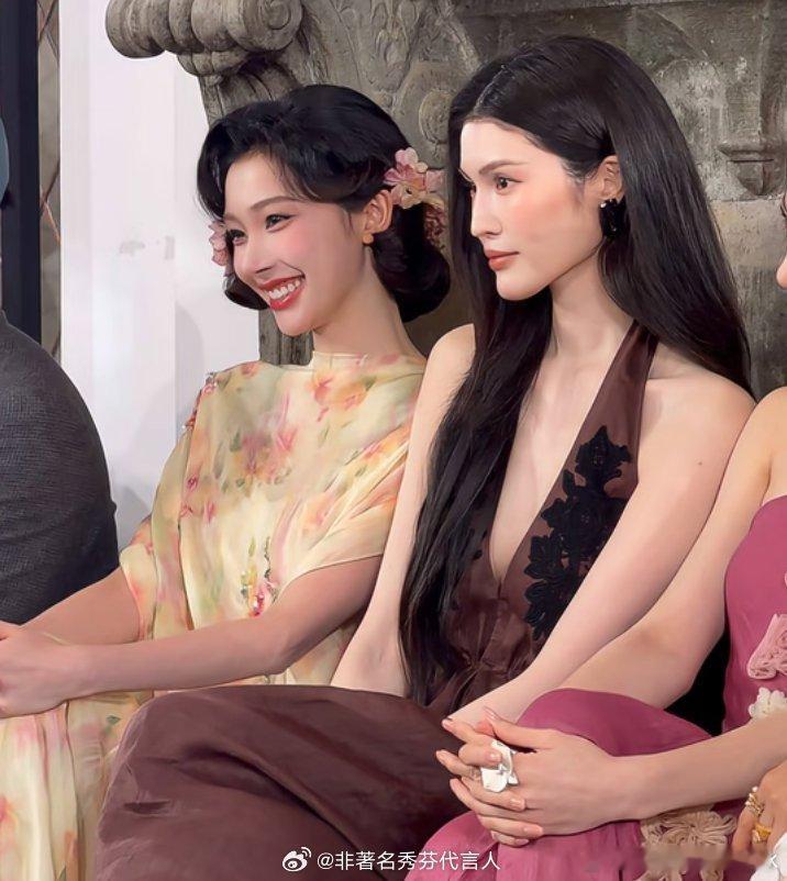 何穗一把拉住易梦玲的手真是不一样的风格，完全大饱眼福了。 