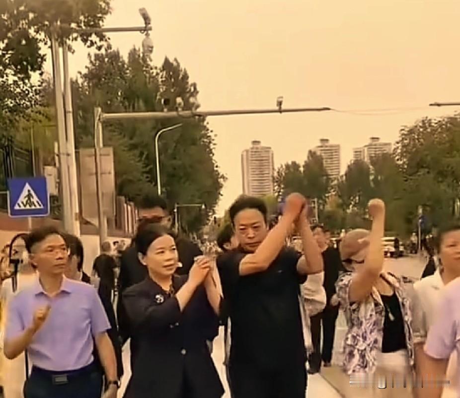 小熊说，策还活着呢。

昨日熊言，策没死呢！
他还活着，
在某个角落，静静看着你