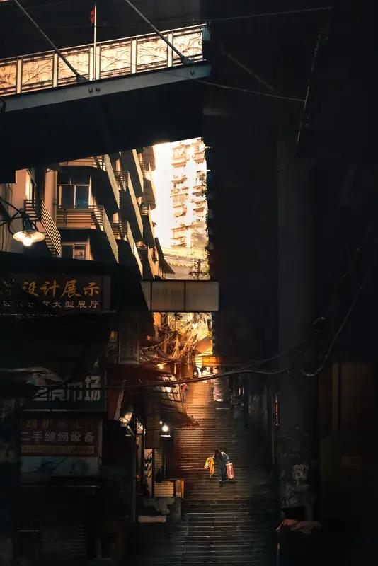 今天认识的这位71年山城土著大哥，还挺有个性。按生肖文化，71年属猪，这生肖的人