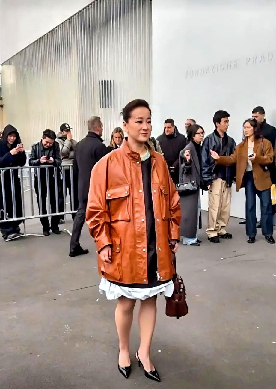 贾玲在米兰时装周又成了全场焦点。
 

1月18日，她穿着棕色皮衣内搭灰色长裙，