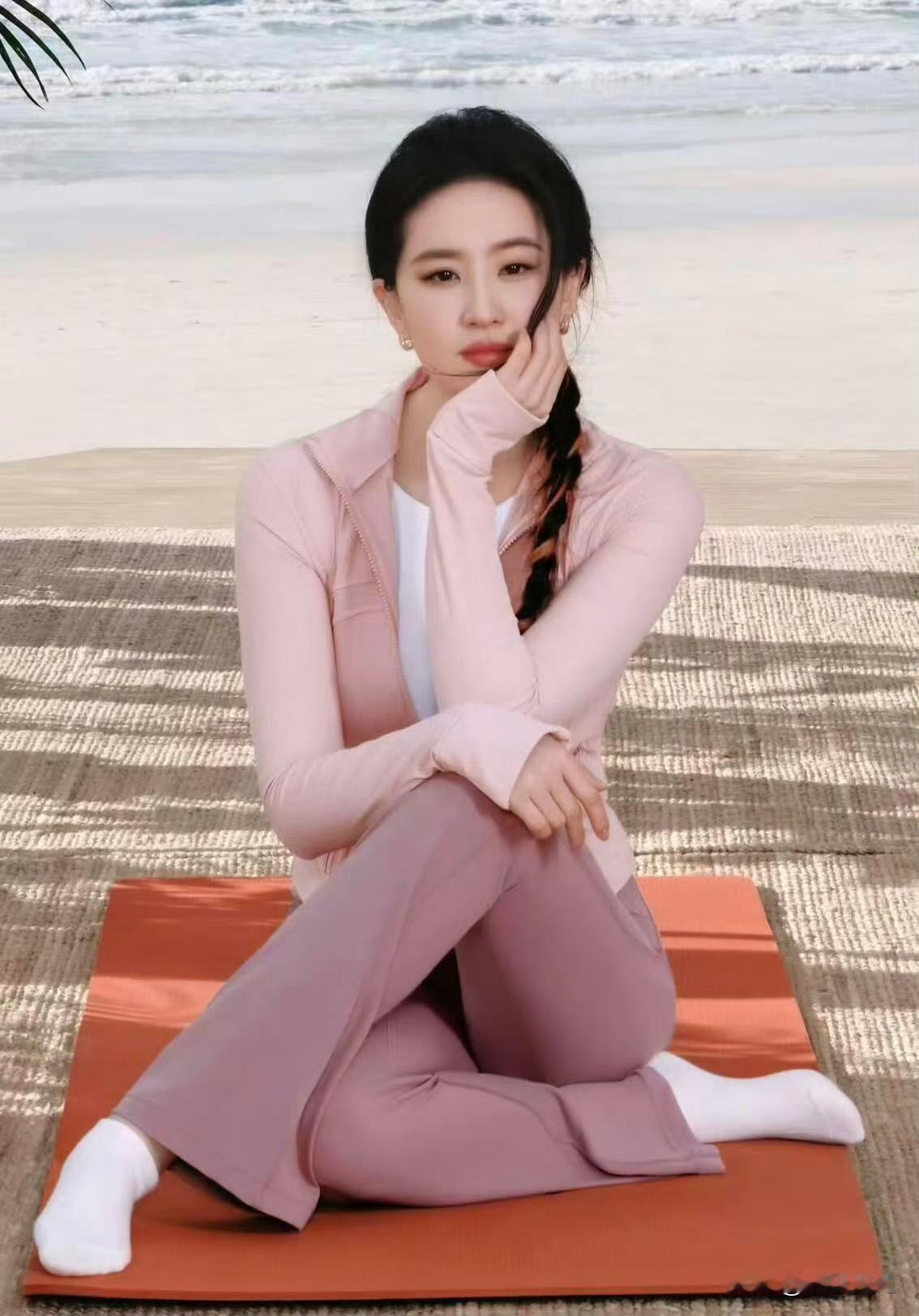 都说刘亦菲是微胖女神，但练瑜伽的姐姐身材超绝！ ​​​