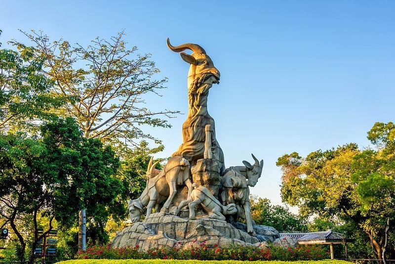 “雄伟的牛王雕像，守护着这片绿意盎然的公园。”🌳🐂