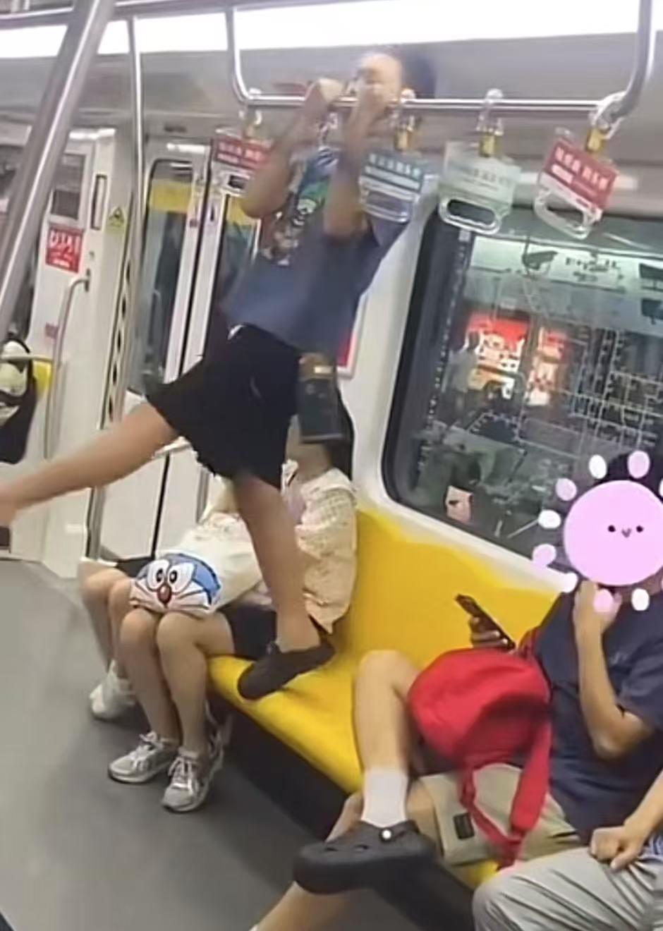 地铁车厢玩起了单杆，妈妈坐在旁边看着也无动于衷！

别看家长不管不顾的样子，但凡