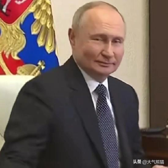 普京会心的笑了，
这是俄乌战争以来，少有的轻松愉快的心情，毕竟石油价格又涨了。