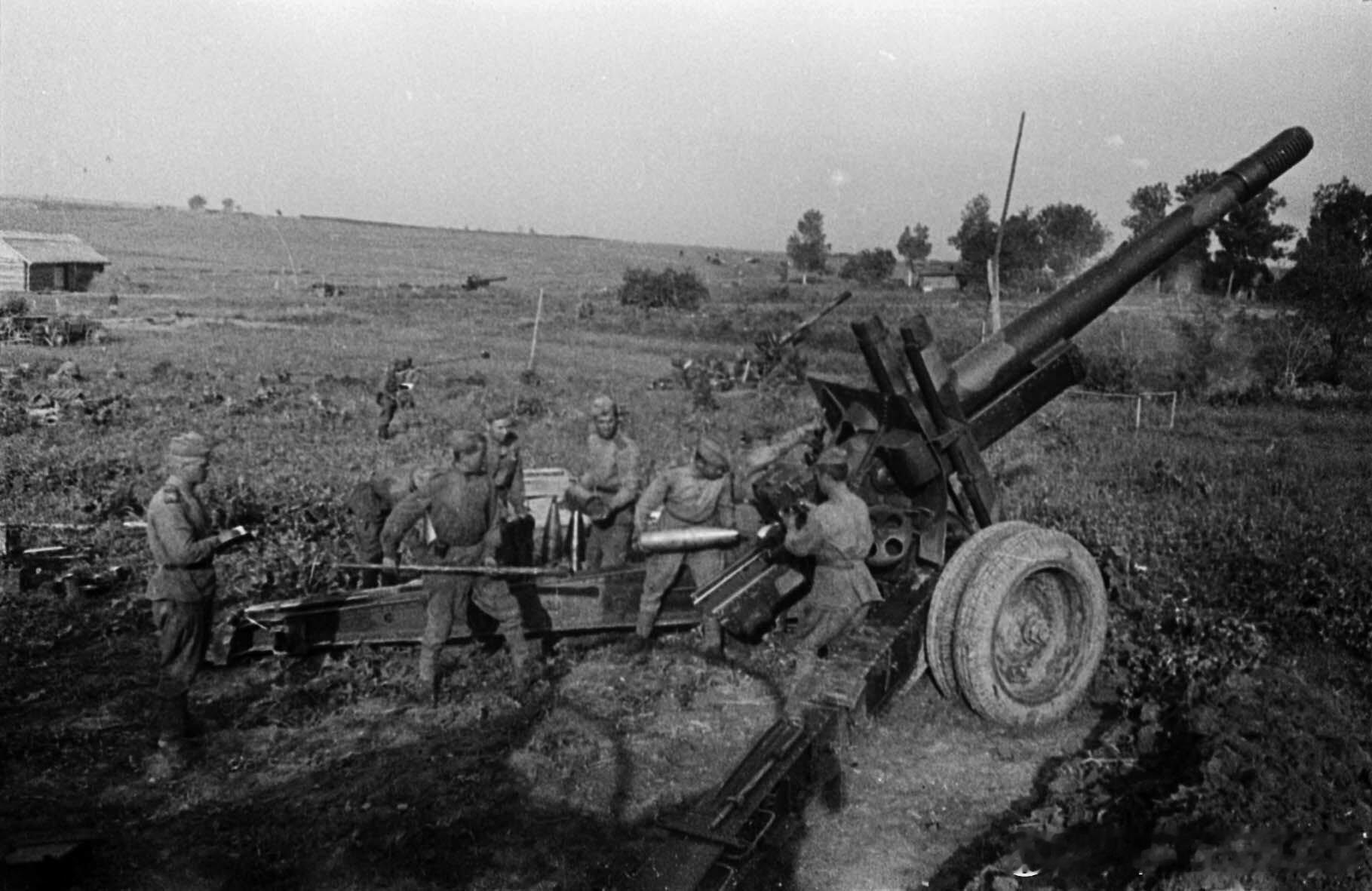 1944年7月2日白俄罗斯战役中最高统帅部预备队炮兵第21师炮兵第64旅加农炮兵