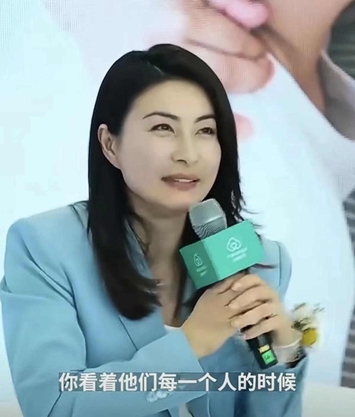 郭晶晶：你看着他们每一个人的时候
你都觉得他们很可爱
但3个在一起呢打架的时候呢