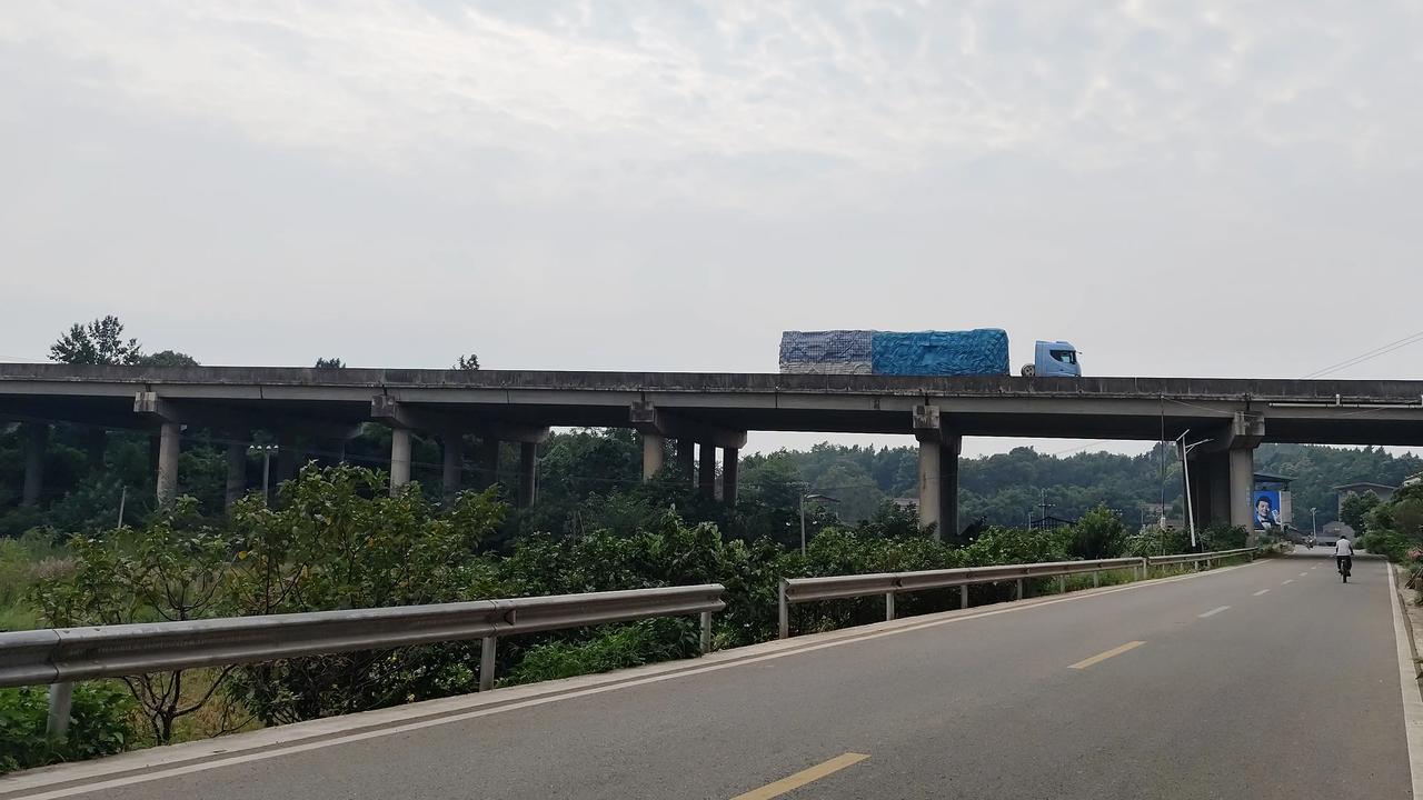 分享一张自然风景的照片路上的风景