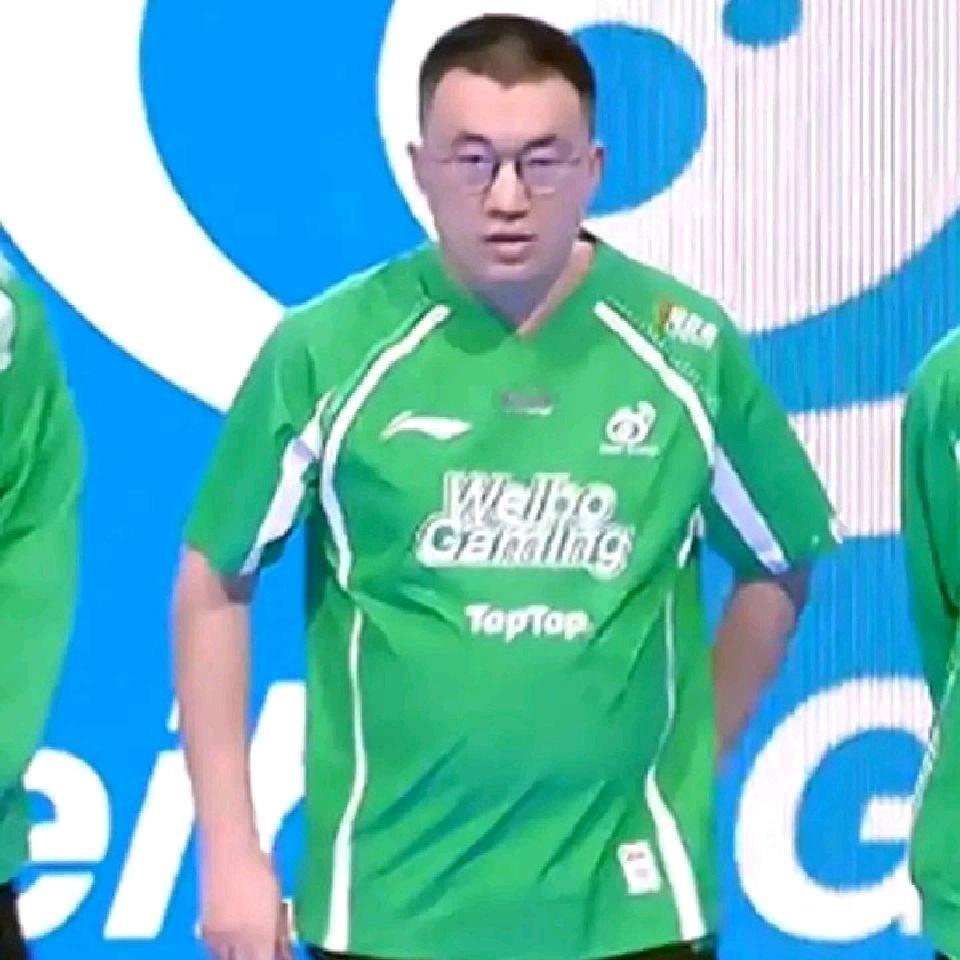 小虎在RNG看着还挺有少年感的，为啥在微博形象直接变成中年大叔？[思考]22年应