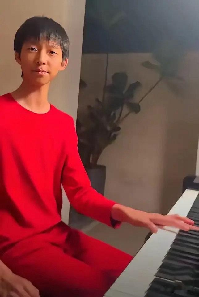 姚晨的儿子土豆手指好长好瘦，练钢琴绝对是优势。据说土豆对中草药也有一番研究，长相