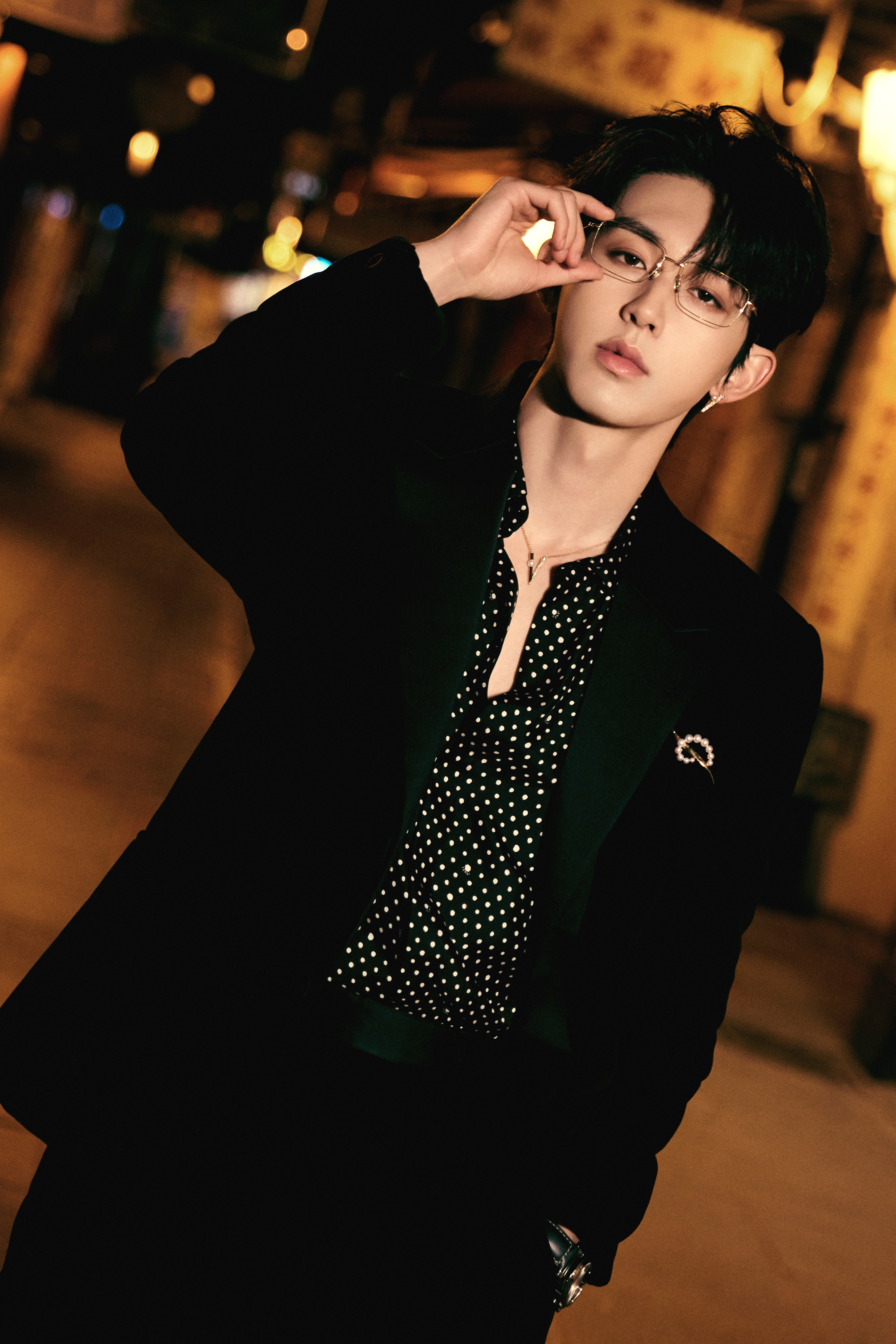 比夜色更撩人的是郭俊辰郭俊辰今天帅到犯规了吧！黑西装+金丝眼镜禁欲又撩，半开的衬