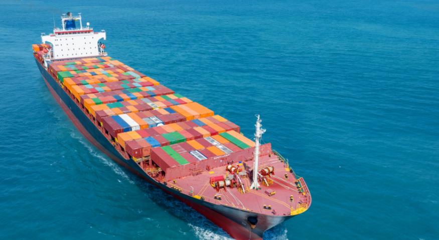 突发！阿联酋海域上演惊魂一刻，不明飞行物直奔货船在附近爆炸，船只险些遭殃，好在船