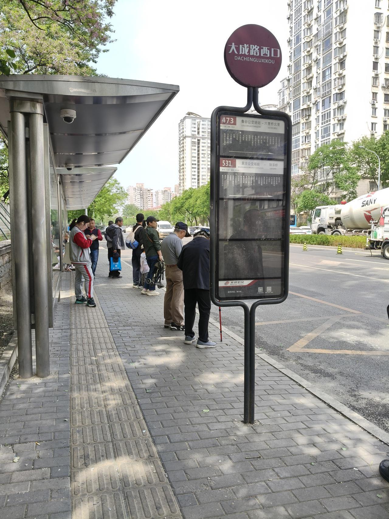 我认为合家出游
昨完开始，北京的道路开始热闹起来了，有进来的，更有出去的，无论三