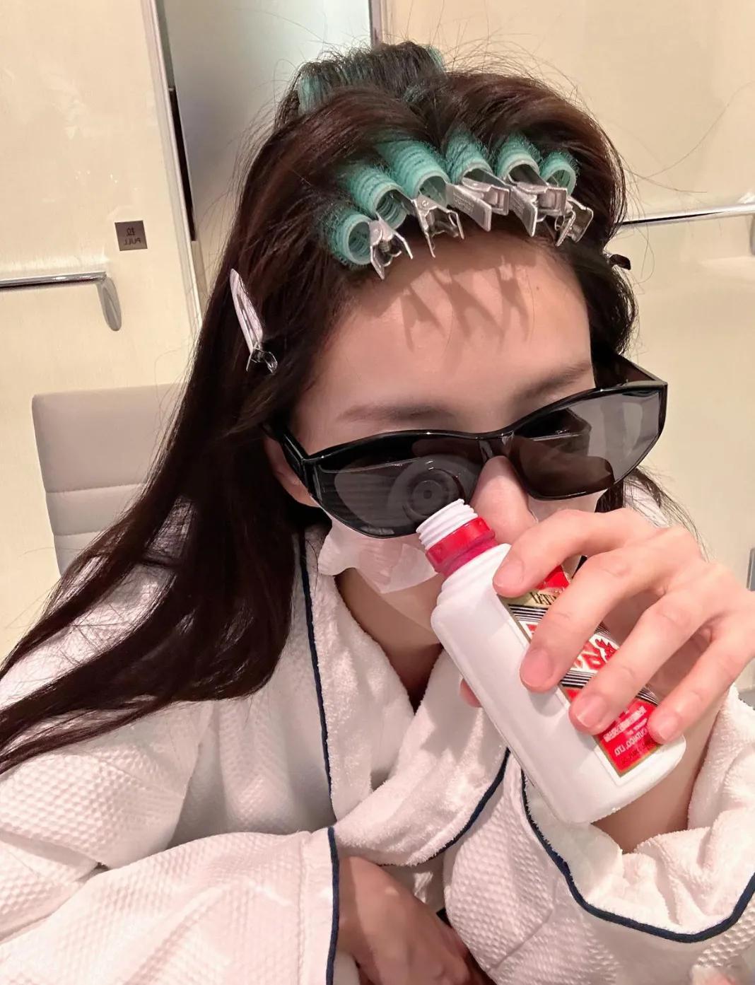 李一桐这造型太酷啦，化身酒蒙子拽姐上线。
这酒瓶子好小，还没李一桐手大，感觉能一