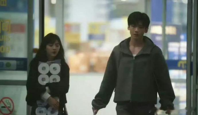 第一次见有人这样抱卫生纸，《难哄》的编剧导演们感觉像是一天到晚靠喝露水生活的。 