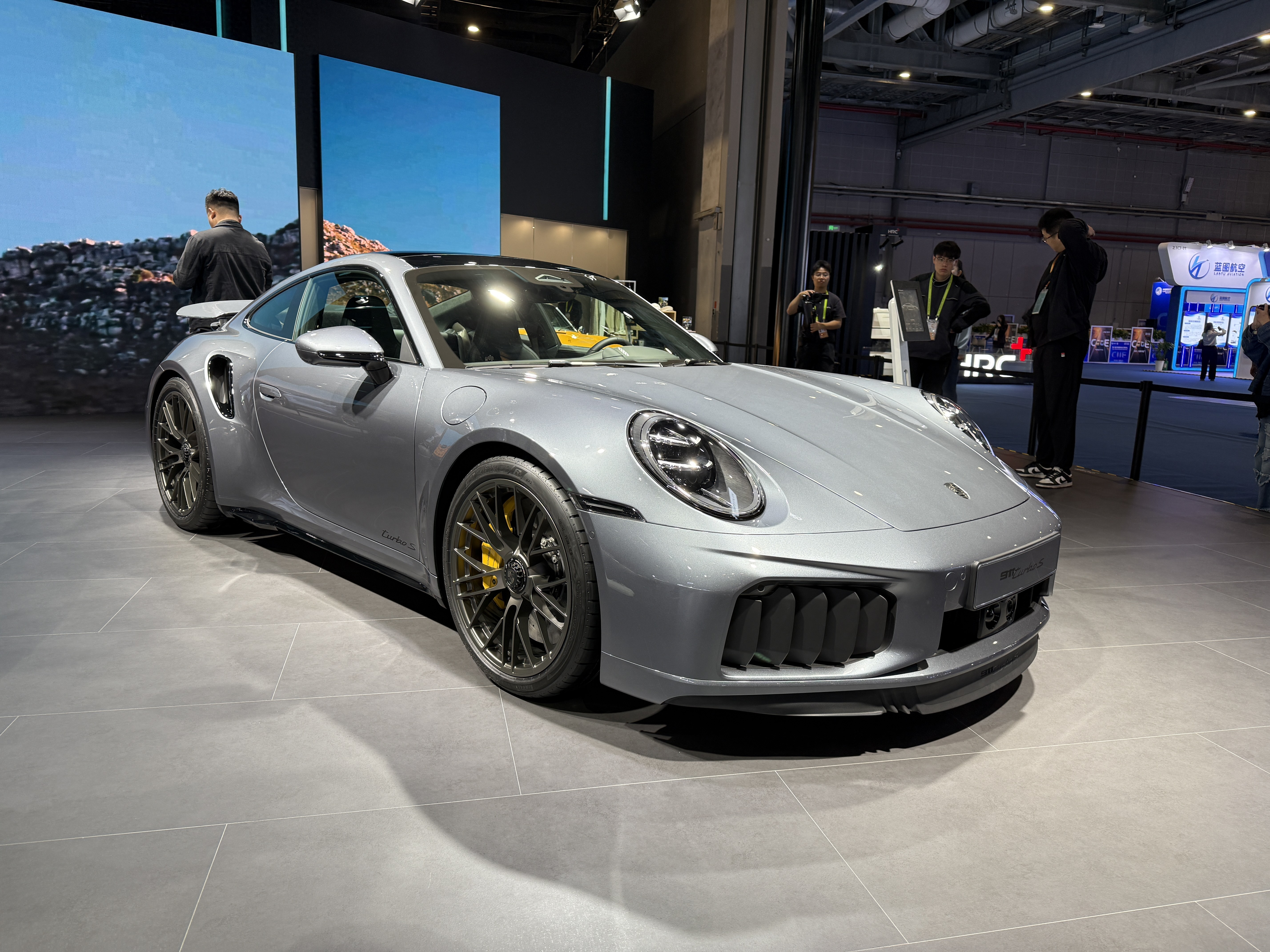 新款保时捷911 Turbo S国内亮相，零百加速2.5秒提供2+2式4座布局搭