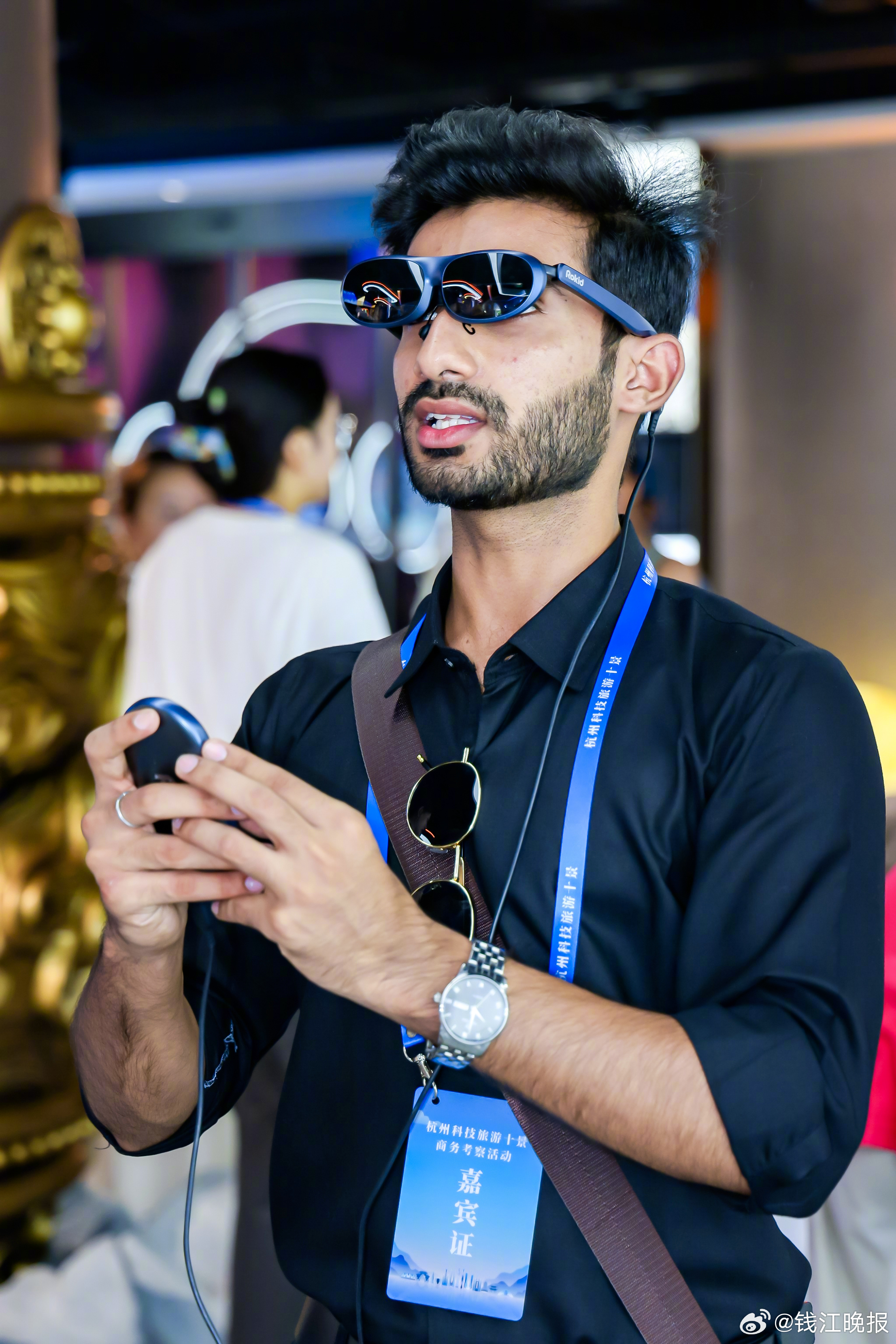  什么？！在杭州竟然能跟机器人击掌碰拳，还带暖心拥抱！此前，杭州文旅公布了“杭州