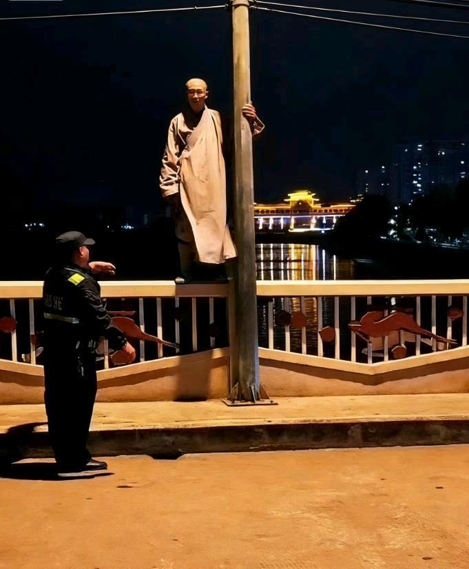 闻“扶灯大师”事件有感
空门未必空，算计世间同。
弱肉强权食，禅林起恶风。