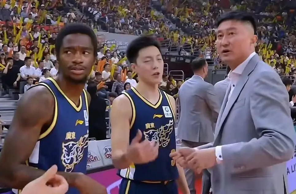 煮熟的鸭子，真的飞了。
张才仁关键三分球一箭穿心，时间还剩30秒。
萨姆纳强投三